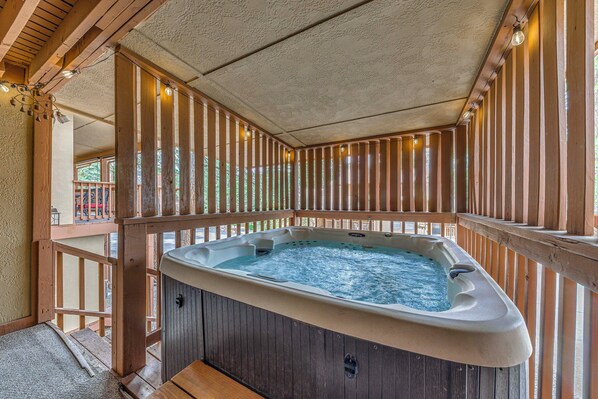 Interior - Spacious Ruidoso Retreat w/ Hot Tub & 2 Kitchens! (Ruidoso)