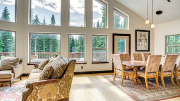 House (4 Bedrooms) | Interior