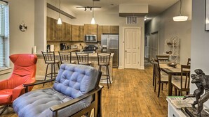 Una cocina moderna con gabinetes de madera, electrodomésticos de acero inoxidable y una zona de bar.
