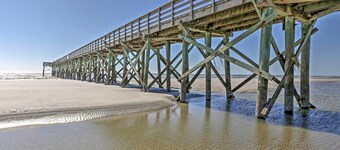 Walk to Beach! Isle of Palms Condo w/ Pool Access