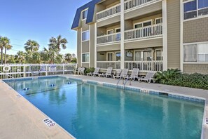 Apartment (2 Bedrooms) | Pool | Outdoor pool - Walk to Beach! Isle of Palms Condo w/ Pool Access (Isle of Palms)