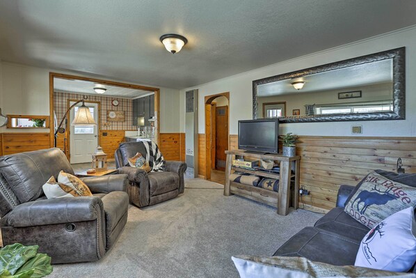 คอทเทจ (2 Bedrooms) | บริเวณนั่งเล่น | ทีวี