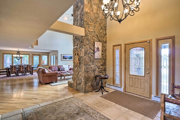 House (5 Bedrooms) | Interior