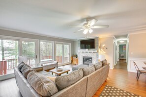 House (5 Bedrooms) | Living area