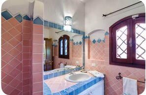 Bañera con ducha, secador de pelo, bidet, toallas