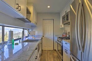 Apartment (2 Bedrooms) | Interior - Ski, Shred & Tube: Mtn-view Condo in Silverthrone! (Silverthorne)