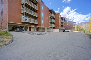 Interior - Ski, Shred & Tube: Mtn-view Condo in Silverthrone! (Silverthorne)