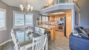 Una cocina moderna con una isla central, armarios de madera y electrodomésticos de acero inoxidable.