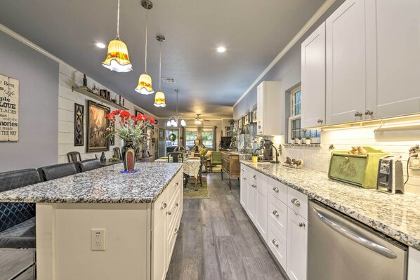 Cottage (2 Bedrooms) | Interior - 'bearadise Bungalow' ~ 2 Mi to Magnolia Market! (Waco)