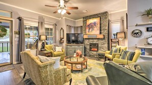 A living room with a fireplace, a television, and a ceiling fan. - 'bearadise Bungalow' ~ 2 Mi to Magnolia Market! (Waco)