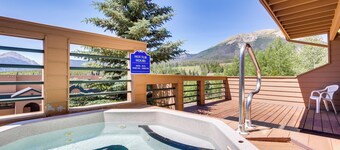 Stunning Mountain Views: Silverthorne Condo!