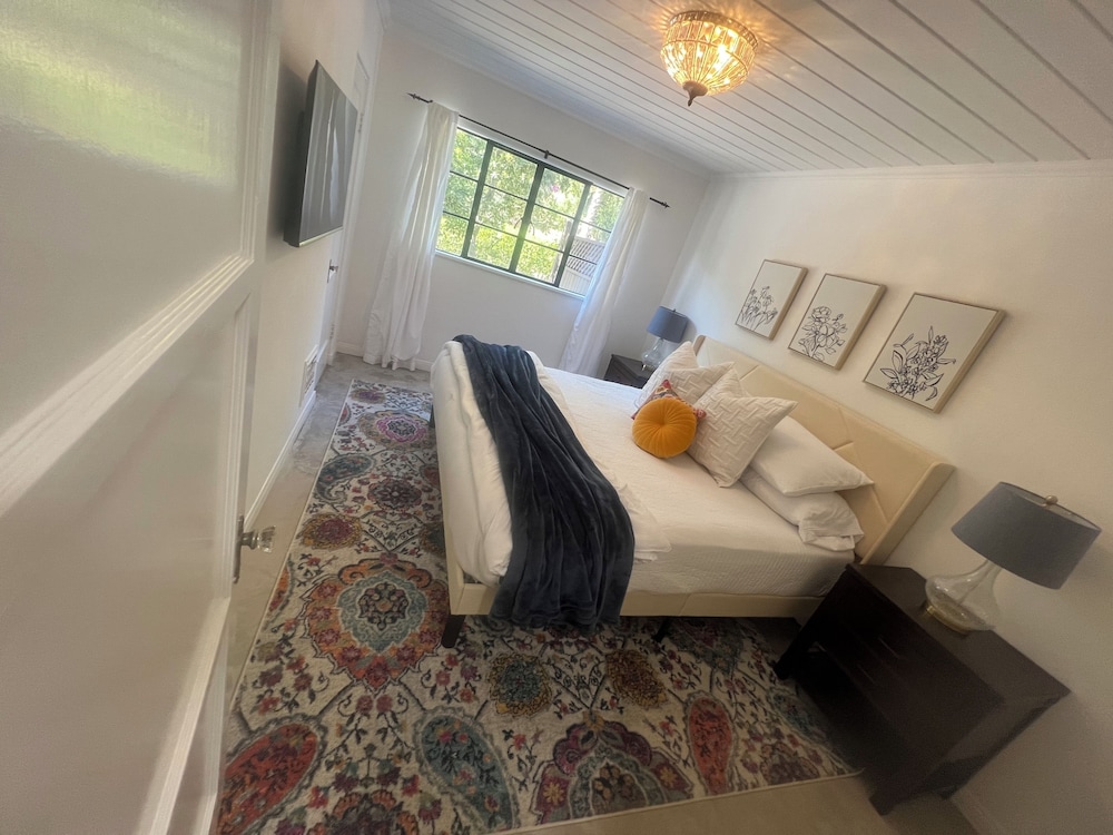 Cozy Mediterranean 1ba-2ba In The Heart Of Hollywood! Very Conveniently Located. - Beverly Hills, CA