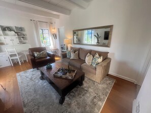 TV connectée, cheminée, livres