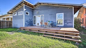 A house with a deck, a patio with chairs, and a small table. - Contemporary San Antonio Home w/ Private Yard (San Antonio)