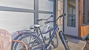 Ein Fahrrad vor einer Garagentür abgestellt.