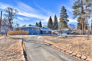 Un quartier résidentiel avec des maisons, une route dégagée et une montagne en arrière-plan.
