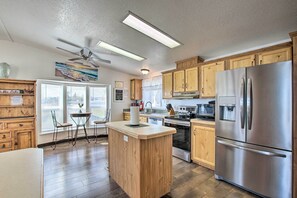 House (3 Bedrooms) | Private kitchen | Microwave, oven, stovetop, dishwasher