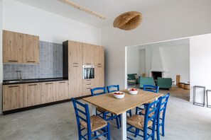 Apartamento | Cozinha privada | Talheres/pratos/utensílios de cozinha