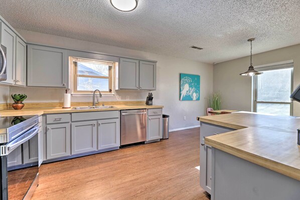 Interior - Modern Fayetteville Home < 1 Mi to U of A! (Fayetteville)