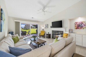 Fireplace - Palm Desert Country Club Condo w/ Mtn Views! (Palm Desert)