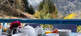 Tamarack Haus' Hot Tub & EV Charging: Walk Dtwn!