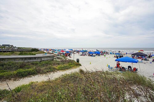 Coastal Condo With Pool Access - Walk To Beach!