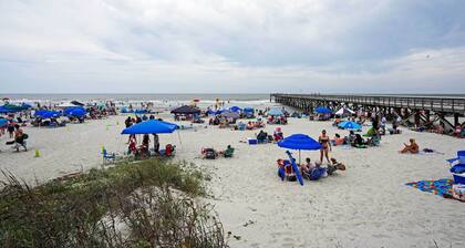 Coastal Condo With Pool Access - Walk To Beach!