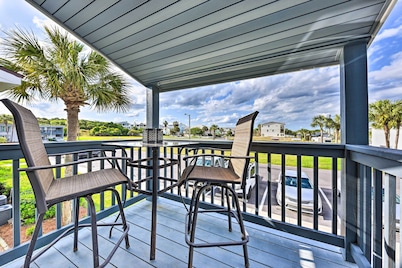< Half-mi to Fort Clinch Beach! Condo w/ Balcony