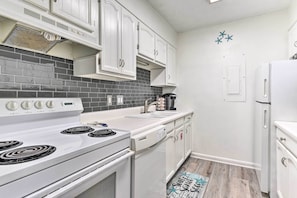 Apartment (2 Bedrooms) | Interior - Quaint Condo < Half-mi to Fort Clinch Beach! (Fernandina Beach)