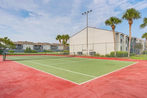 < Half-mi to Fort Clinch Beach! Condo w/ Balcony