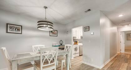 < Half-mi to Fort Clinch Beach! Condo w/ Balcony