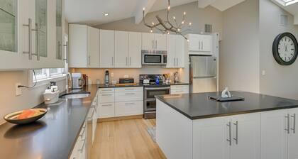 Alluring Hampton Bays Hideaway < 2 Mi to Beach!