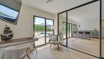 House (5 Bedrooms) | Interior