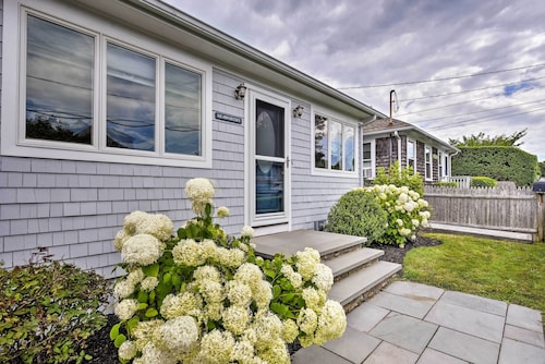 Idyllic Newport Area Cottage - Walk to First Beach