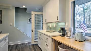 Apartment (2 Bedrooms) | Private kitchen | Microwave, oven, stovetop, dishwasher