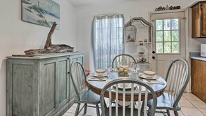 Dining - Cute & Cozy Gulf Shores Bungalow: 1/2 Mi to Beach! (Gulf Shores)