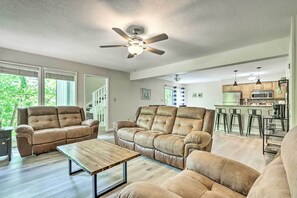 Een televisie en boeken