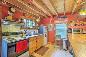 Microwave, oven, stovetop, cookware/dishes/utensils - Warm & Inviting Jamaica Cabin w/ Grill: Ski & Hike (Jamaica)