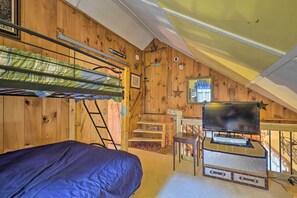 2 bedrooms, bed sheets - Warm & Inviting Jamaica Cabin w/ Grill: Ski & Hike (Jamaica)