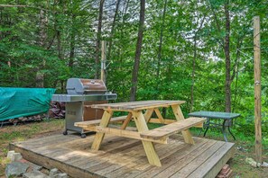 Outdoor dining - Warm & Inviting Jamaica Cabin w/ Grill: Ski & Hike (Jamaica)