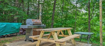 Warm & Inviting Jamaica Cabin w/ Grill: Ski & Hike