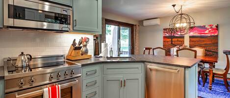 Apartment (2 Bedrooms) | Private kitchen | Microwave, oven, stovetop, dishwasher