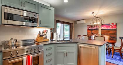 Stowe Vacation Rental w/ Deck & Mountain Views!