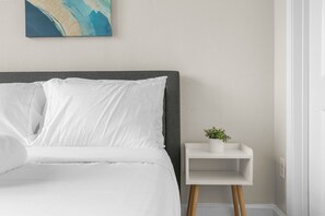 1 室のベッドルーム、デスク、アイロン / アイロン台、WiFi (無料)