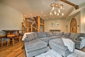 Interior - Elegant Mtn Chalet w/ Deck: 1 Mi to Mt Snow! (West Dover)