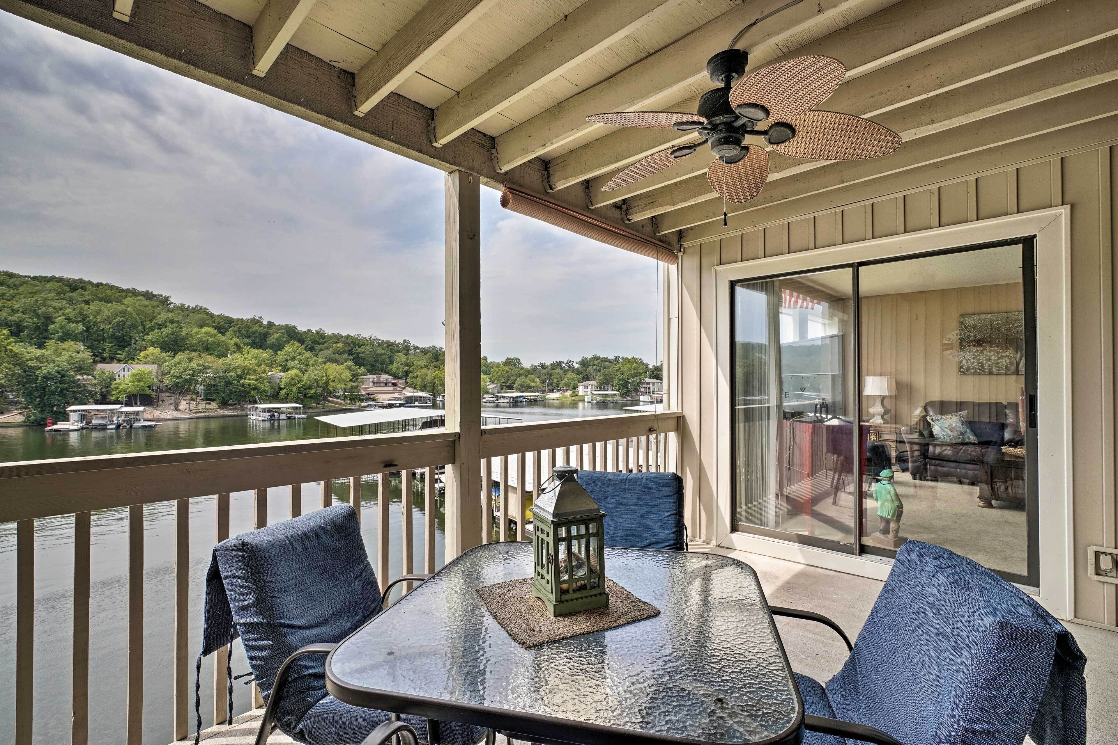 Ein überdachter Balkon mit Tisch, Stühlen und einer Laterne.