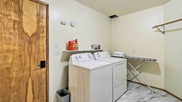 ํ์ฐ์ค (3 Bedrooms) | ๋ด๋ถ