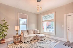 Living area - Cozy Louisville Gem: 3 Mi to Churchill Downs! (Louisville)