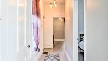 2 kamar tidur, setrika/meja setrika, dan seprai linen