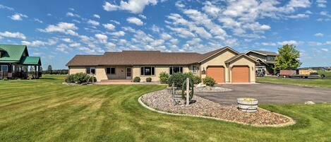 บ้านพัก (4 Bedrooms) | ด้านหน้าที่พัก